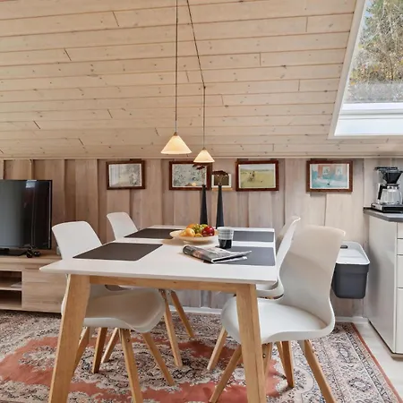 3 Bedroom Beautiful In Casa vacanze Toftlund