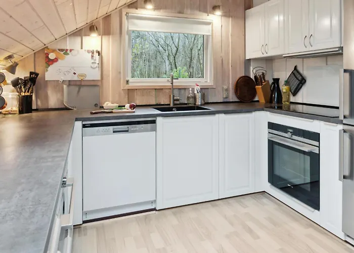 3 Bedroom Beautiful In Casa de Férias *